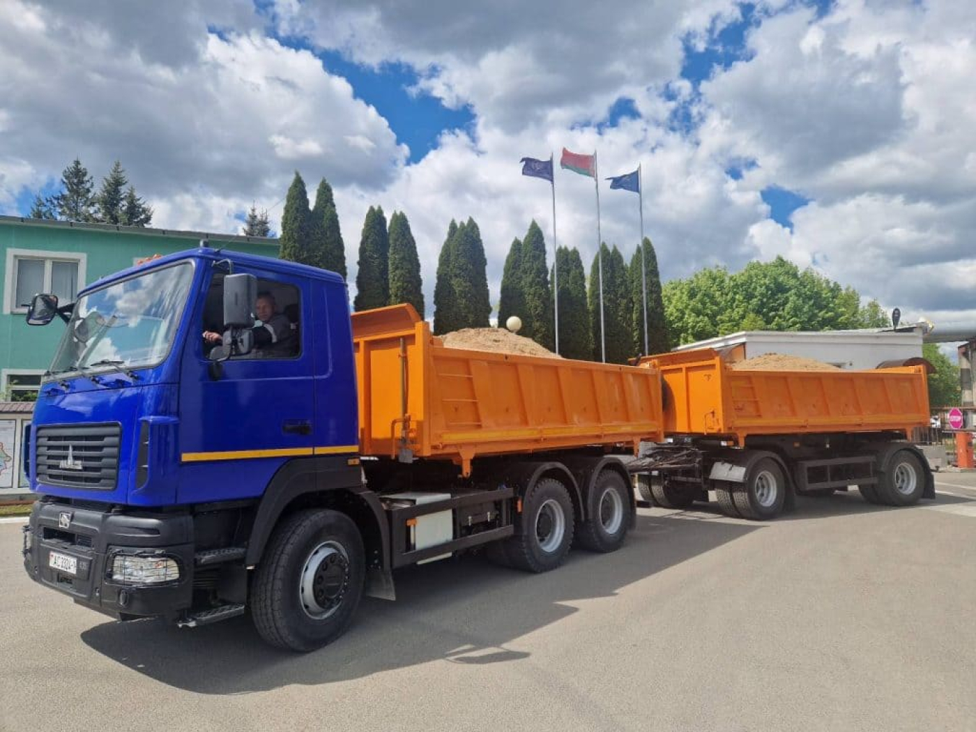 Новый самосвал с прицепом