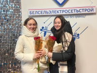 Милые дамы принимают поздравления