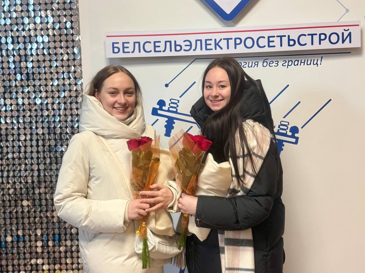 Милые дамы принимают поздравления